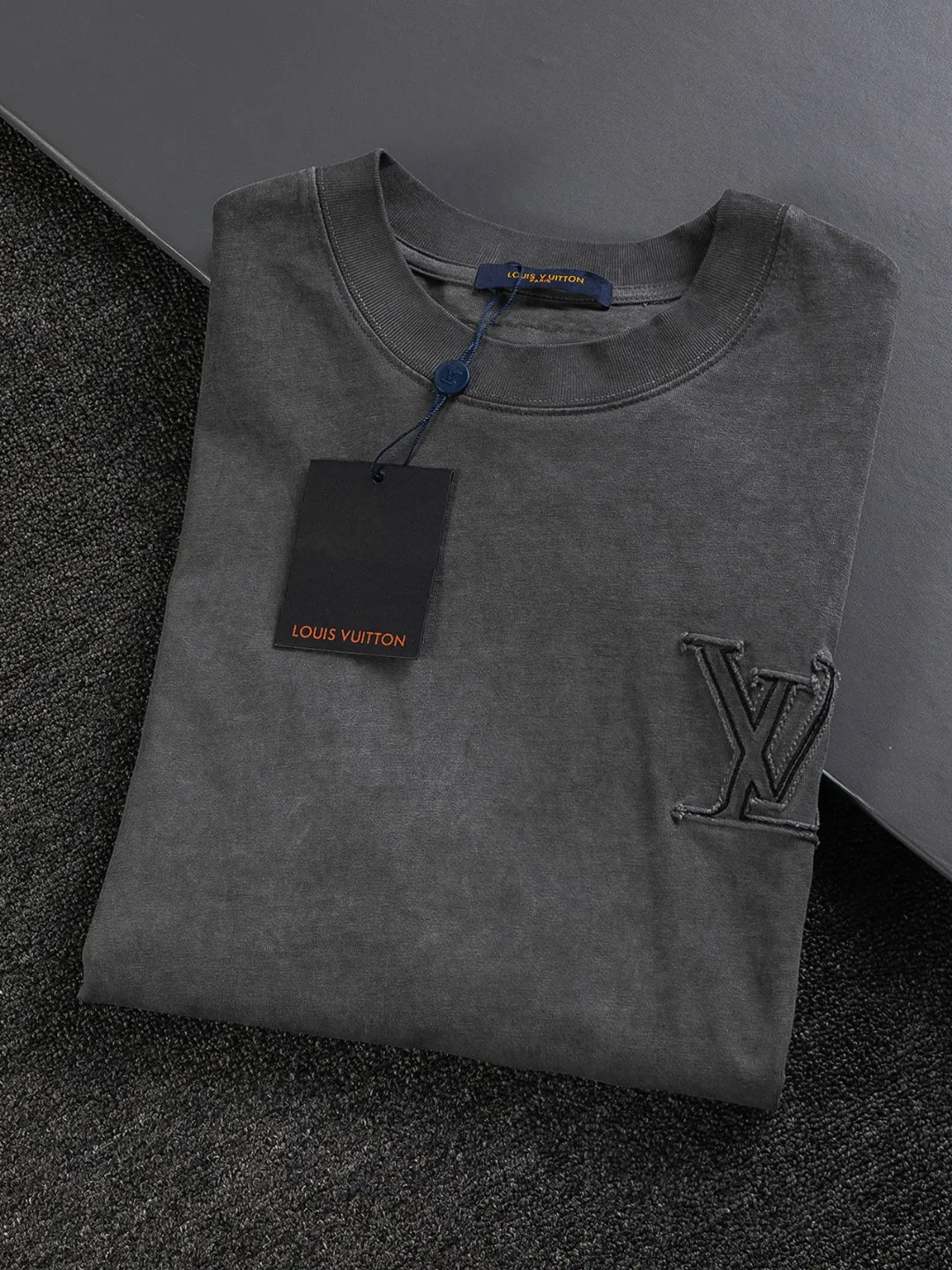 🅿️250 Louis Vuitton 1V Lvjia slightly wide version S-Xl LV 25ss new product counters are on the shelves at the same time. Multiple craftsmanship, chest cut letter patch, back panel cut clover ☘️ patch, letter signature style, one-piece design 🪡 Embroidered round neck short-sleeved T-shirt, same style for men and women! Synchronized with the official website, pure cotton fabrics at the counter! It is close to the skin and comfortable, durable and easy to wear. It has a classic and simple logo design and meticulous original craftsmanship. Short-sleeves, a must-have item for men, do not appear to be the same for the general public, but must be unique and eye-catching. This LV short-sleeve is all about quality, comfort, the same shape and fashion as always, including fabrics and cutting techniques. All of them have been made with great effort! 320 grams of washed pure cotton fabric, pure cotton is breathable, very refreshing and comfortable for daily wear. The rib knitting on the neckline is smooth and tight, and the neckline will not be skewed if you toss it at will. The loose version, you will find that it looks really good on the upper body. The overall is minimalist and neat, super versatile for daily use! Pair it casually with a pair of pants for a youthful look. A T-shirt will make your outfit crazy. It is a fashionable item that can never go wrong! Color: dark gray light blue, Size: S-XL Size chart: S: Shoulder width 50-Bust 54-Length 70 M: Shoulder width 52-Bust 56.5-Length 72 L: Shoulder width 54-Bust 59-Length 74 XL: Shoulder width 56-Bust 61.5-Length 76